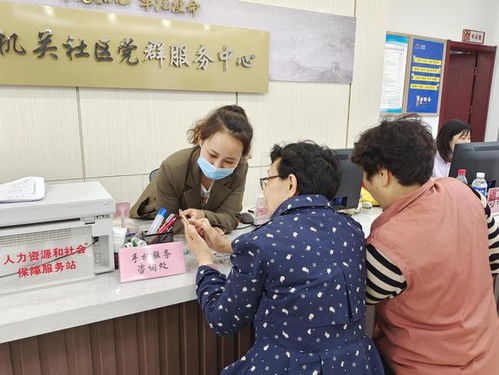 新浦街道機(jī)關(guān)社區(qū)開設(shè)手機(jī)服務(wù)咨詢臺(tái)，助力老年人跨越數(shù)字鴻溝
